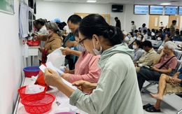 Đợi nửa ngày để được khám 3 phút, sao không cấp phát thuốc tại trạm y tế, đỡ phiền hà bệnh nhân?