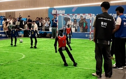 Robot hình người bị 'chuột rút' khi đá bóng