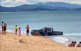 Chán không buồn nói với thanh niên cho ô tô bán tải tắm biển