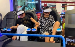 Khi 'khối nghỉ hè' đưa phụ huynh đi chơi game thực tế ảo
