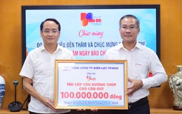 Tổng công ty Điện lực TP.HCM ủng hộ tàu cấp cứu đường thủy 100 triệu đồng