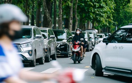 Ô tô ra đường đậu đâu cũng được: Nhiều 'chiêu' qua mặt lực lượng kiểm tra