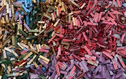 Đến lượt hàng nghìn thỏi son đổ đống ven đường Hà Nội