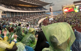 Ba sự kiện âm nhạc lớn ở Hà Nội đều mưa to; DPR Ian xả ảnh đi ăn phở Hà Nội