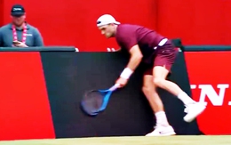 Sao quần vợt Jack Draper đánh ‘sập nguồn’ bảng quảng cáo vì ức chế