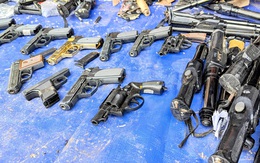 Công an tỉnh An Giang tiêu hủy hơn 1.580 công cụ hỗ trợ, vũ khí thô sơ