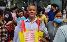 Bệnh viện Thủ Đức trao hơn 4.000 phần quà cho người bệnh khó khăn ở phiên chợ 0 đồng