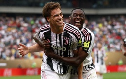 Messi tặng giày cho 10 cầu thủ trẻ, 8 trong số đó đã rực sáng