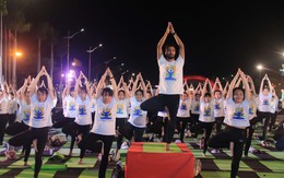 Hơn 1.000 người tham gia đồng diễn yoga quốc tế trong đêm Đà Nẵng