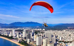 Biểu diễn dù lượn trên bầu trời Nha Trang suốt hè 2025