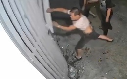 Vụ kéo sập cửa nhà hàng xóm: Bị nhắc nhở do hát karaoke ồn ào từ chiều đến tối