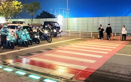 Người dân ủng hộ, TP.HCM tính mở thêm đèn cảnh báo chỉ vạch đi bộ