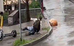 Chàng trai ngã dập mông vì nhảy chân sáo qua đường khi trời mưa