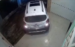 Pha 'lùi chuồng' đẳng cấp của tài xế ô tô