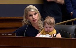 Nữ nghị sĩ Mỹ tay bế, tay bồng con trai 5 tháng tuổi, chất vấn chủ tịch Fed