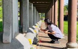 Sĩ tử Huế đến di tích Văn thánh, chùa Huế để cầu may trước ngày thi tốt nghiệp THPT