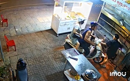 Chàng trai giật bắn người khi bị khách trêu