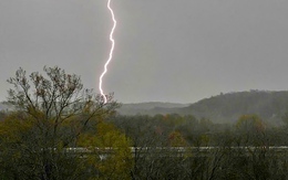 Sét đánh dị thường ở Mỹ, 20 người bị thương