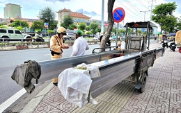 Cảnh sát giao thông TP.HCM xử lý xe ba gác, xe lôi tự chế chở sắt thép dài ngoằng