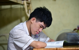 Gia Lâm đi thi tốt nghiệp, không bàn tay nhưng không muốn phiền thầy cô viết bài thay