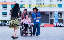 Nữ sinh đất Cảng mới mổ ruột thừa, ngồi xe lăn đi thi tốt nghiệp THPT