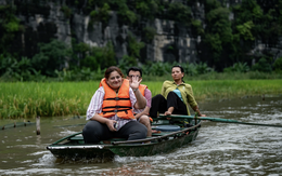 Cán bộ ở phường Nam Định, Phủ Lý được đưa đón về trung tâm Ninh Bình làm việc