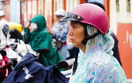 Phụ huynh dang nắng, dầm mưa chờ con thi tốt nghiệp