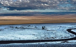 Tuyết phủ trắng sa mạc khô cằn nhất thế giới