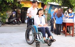 Hình ảnh xúc động kỳ thi tốt nghiệp THPT 2025: Tình bạn đẹp bên chiếc xe lăn