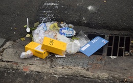 Nhiều lỗ cống 'há miệng' giữa trời mưa, hút rác sinh hoạt xuống hệ thống thoát nước