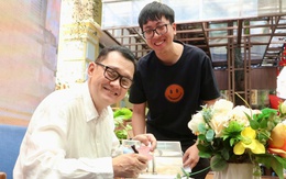 Nghệ sĩ Hữu Châu và cuốn sách dâng lên má Ba Thanh Nga