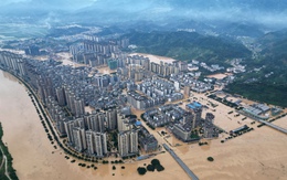 Bé gái 8 tuổi sống sót kỳ diệu sau 7 giờ mắc kẹt trong cống do lũ cuốn ở Trung Quốc