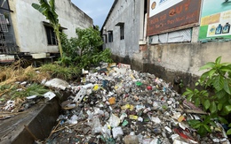 Rác chèn kín miệng cống và cửa xả, chợ Thủ Đức thành ‘rốn lũ’ khi mưa lớn