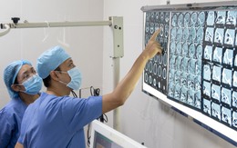 Hàng xóm dùng đũa nhựa đâm vào mắt, nhãn cầu phải của bệnh nhân bị biến dạng nặng