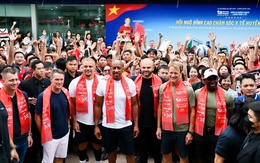 Nhờ con gái mới sinh, ông bố fan Man Đỏ 20 năm bất ngờ được gặp thần tượng