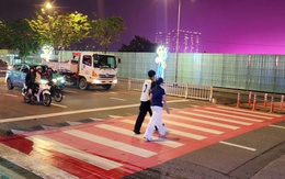 Lần đầu tiên TP.HCM có đèn cảnh báo chỉ vạch đi bộ, người dân an tâm khi qua đường