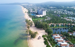 Đi du lịch trong ngày làm việc còn lên mạng khoe