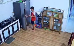 Bé trai bỏ điện thoại vào tủ lạnh cho bớt nóng