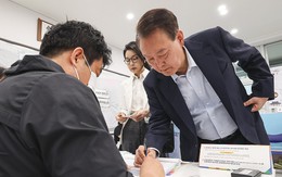 Vợ chồng cựu tổng thống Yoon Suk Yeol đi bỏ phiếu bầu cử ở Hàn Quốc