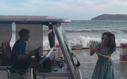 Cô gái ướt sũng người khi tạo dáng bên bờ biển