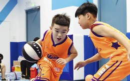 Muốn trẻ tăng chiều cao, học bơi hay bóng rổ?