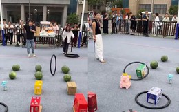 Vợ chồng ông chủ méo mặt với 'nữ cao thủ' lăn vòng