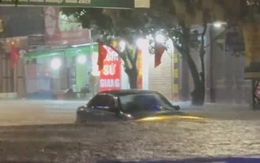 Ô tô hóa 'tàu ngầm' bị chết máy trên đường ở Thái Nguyên