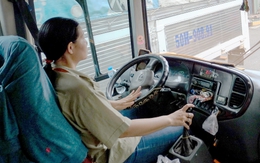 Hai nữ tài xế xe buýt được bà con thương quý