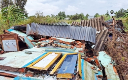 Dông lốc làm 18 căn nhà ở Cà Mau sập và tốc mái, một người mất tích