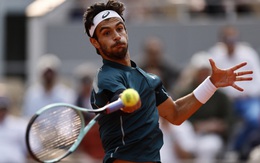 Tay vợt người Ý gây phẫn nộ khi đá bóng thẳng vào người trọng tài