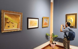 Xem tranh của họa sĩ trở về từ cõi chết