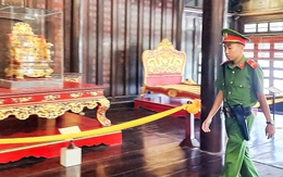 Ngai vàng triều Nguyễn giờ đặt trong lồng kính, thêm công an bảo vệ cổ vật