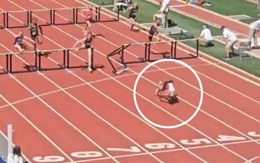 Vận động viên nhào lộn về đích sau khi té ngã để chiến thắng 100m rào