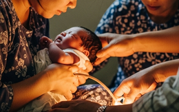 Sản phụ ở Đồng Nai sinh con 'thuận tự nhiên', không cắt dây rốn, ngâm bánh nhau trong thau muối hột